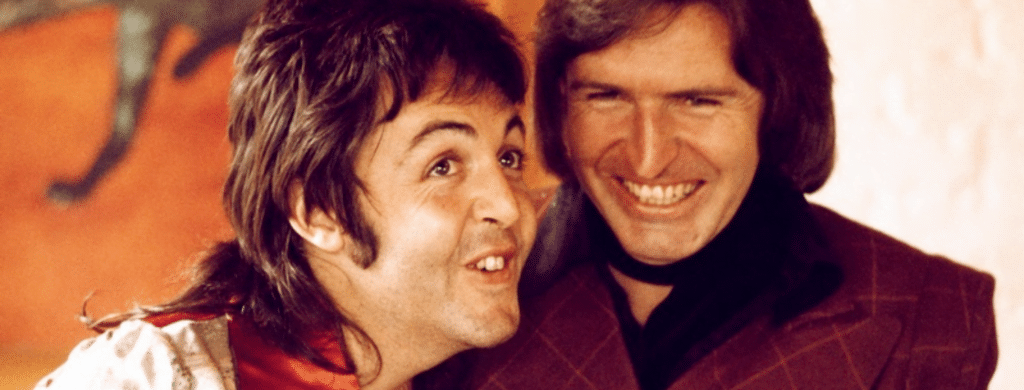 Paul McCartney et son frère Mike McGear