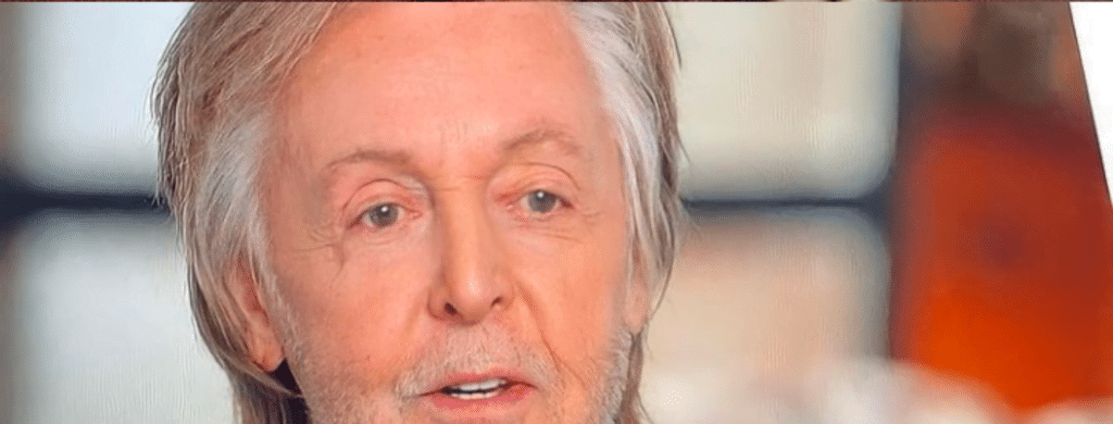 Lorsqu'il s'agit d'apprécier les capacités vocales, il est difficile de faire plus d'éloges que Sir Paul McCartney. Dans un groupe qui comptait trois grands chanteurs (et un très bon chanteur - justice pour Ringo), McCartney avait facilement la plus grande portée et la plus grande dynamique des Beatles. John Lennon avait la puissance brute, George Harrison le charme sérieux, mais Paul McCartney était le chanteur, ce qu'il a prouvé en prenant des harmonies aiguës que peu d'autres pouvaient égaler, notamment sur "Lucy in the Sky with Diamonds" et "The End".