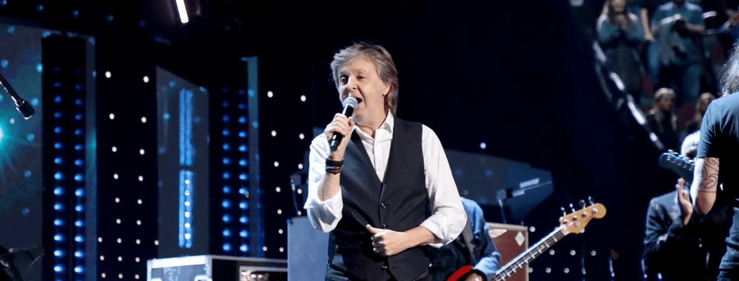Des records sont établis en permanence dans l'industrie du disque. Certains des records des premiers jours ont été battus par de nouveaux artistes et groupes - et c'est aussi le cas des records établis par les Beatles. Nous les avons vus tomber, les uns après les autres. En 2018, Drake a battu le record établi par les Beatles en 1964, lorsqu'ils ont eu les cinq premières chansons de la liste Billboard Top 100.