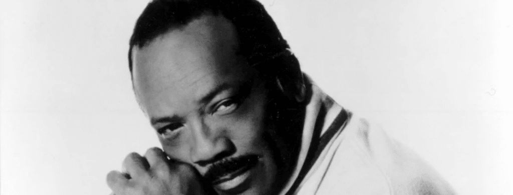 Les talents extraordinaires de Quincy Jones ne font aucun doute. Après tout, son travail derrière le bureau de production parle de lui-même et a reçu un total stupéfiant de 80 nominations aux Grammy Awards, tout en étant le maître d'œuvre d'innombrables disques à succès. Jones marche sur l'eau musicale à tel point qu'il est rare qu'une personne ose remettre en question son opinion franche, mais ses commentaires dérisoires sur les Beatles ont franchi une ligne sacrée pour beaucoup, même si ce n'était pas la première fois.