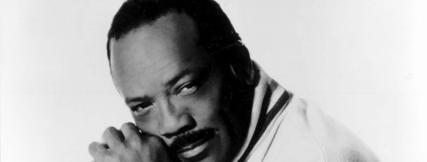 Les talents extraordinaires de Quincy Jones ne font aucun doute. Après tout, son travail derrière le bureau de production parle de lui-même et a reçu un total stupéfiant de 80 nominations aux Grammy Awards, tout en étant le maître d'œuvre d'innombrables disques à succès. Jones marche sur l'eau musicale à tel point qu'il est rare qu'une personne ose remettre en question son opinion franche, mais ses commentaires dérisoires sur les Beatles ont franchi une ligne sacrée pour beaucoup, même si ce n'était pas la première fois.