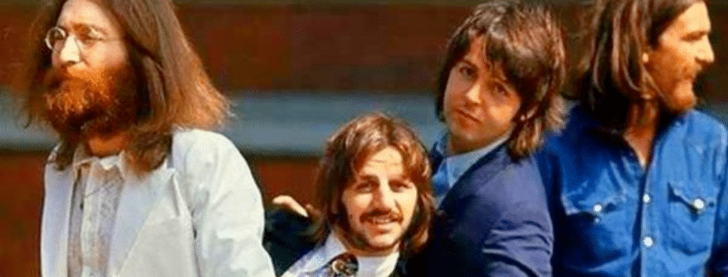 Avant d'attirer l'attention du monde entier, les Beatles étaient un groupe de club qui travaillait dur. Heureux de jouer pendant des heures et des heures, les Fab Four étaient infatigables dans la livraison d'hymnes bondissants. Que ce soit au célèbre Cavern Club ou lors de leur séjour enivrant à Hambourg, les Beatles ont toujours mis le paquet. C'était un moment qui, en 1969 et 1970, semblait tout à fait idyllique. Ils montaient un spectacle sans chichi et sans gloire, et c'était juste un groupe de gars de Liverpool qui jouaient de la musique et passaient un bon moment.