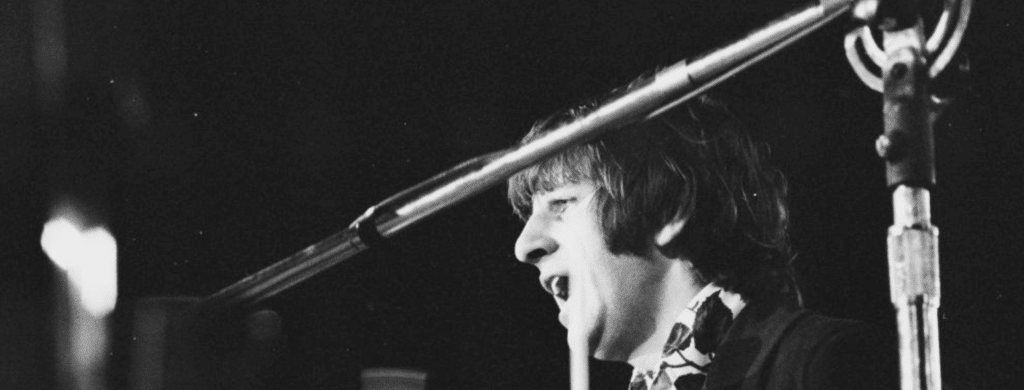 Ringo Starr sur scène avec les Beatles