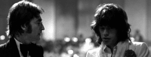 Les Beatles et les Rolling Stones sont deux groupes qui ont toujours été comparés l'un à l'autre. Parfois, ce sont les fans qui alimentent les comparaisons. Parfois, John Lennon lui-même a comparé les Fab Four au groupe de Mick Jagger.