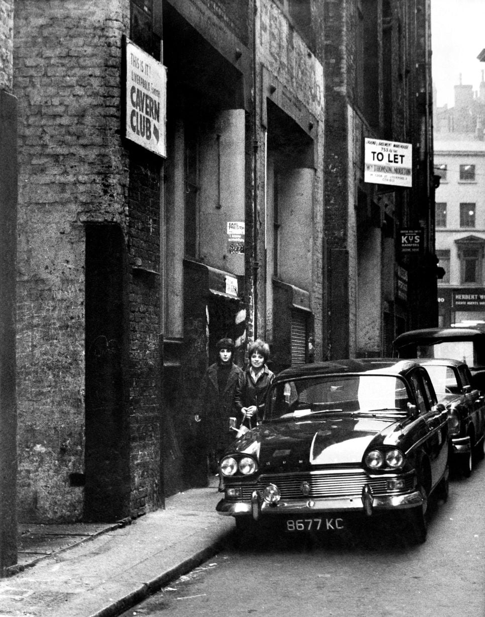 Voitures classiques garées devant le Cavern Club en 1963