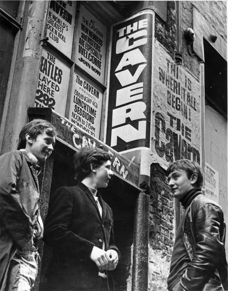 Des adolescents fans de musique discutent devant le Cavern Club après sa fermeture, le 28 février 1966, en raison de difficultés financières.