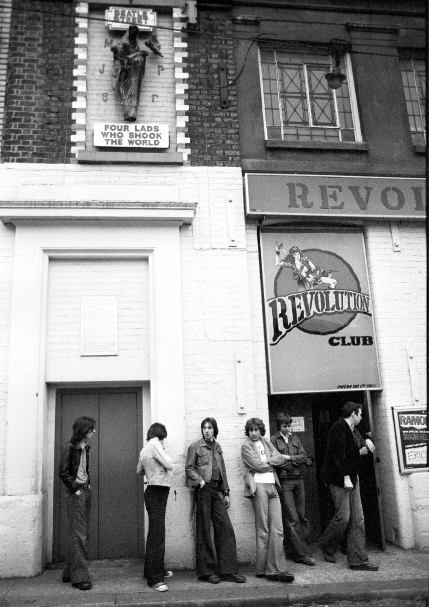 Des fans font la queue à l'extérieur d'un concert des Ramones au club punk Eric's du Revolution Club sur Matthew Street à Liverpool, en 1977.