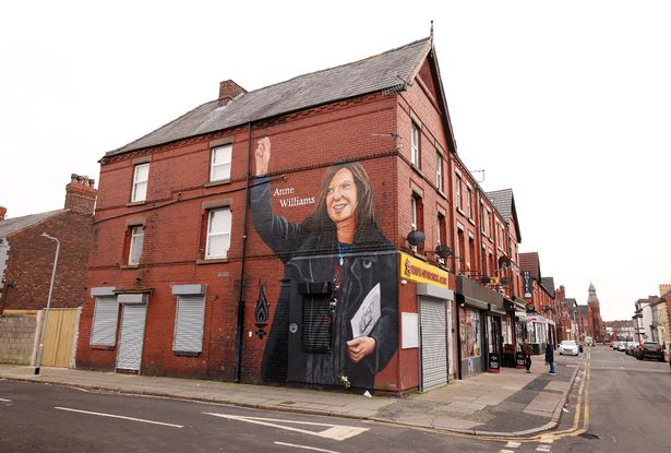 La militante Anne Williams vue sur Anfield Road à Liverpool