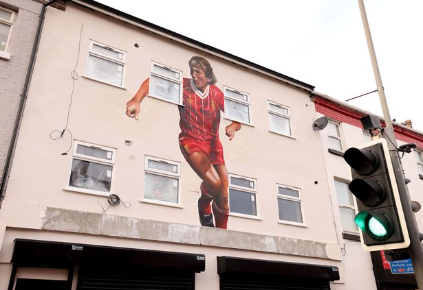 Une peinture murale de l'ancienne légende du Liverpool FC, Sir Kenny Dalglish.