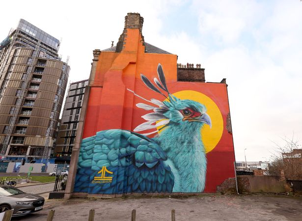 Une peinture murale intitulée "L'oiseau secrétaire". Une peinture murale intitulée "L'oiseau secrétaire".