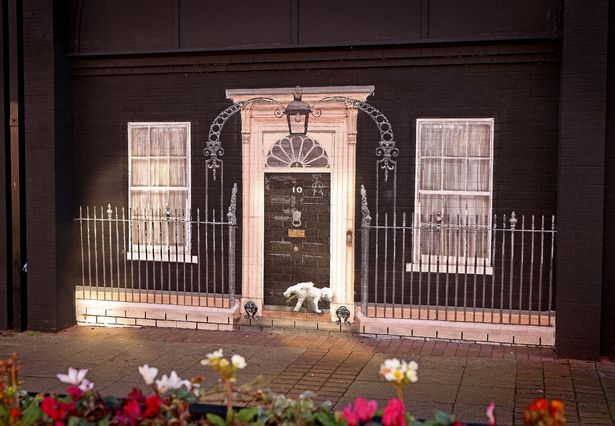 Une peinture murale du "10 Downing Street" sur Victoria Road à New Brighton, près de Liverpool, réalisée par l'artiste Dotmasters.