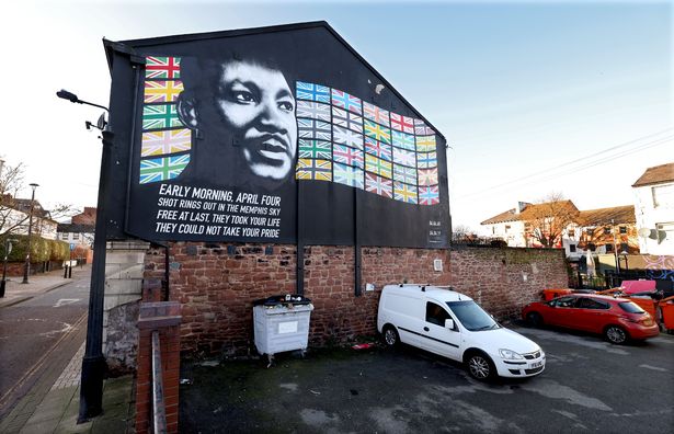 Une peinture murale de Martin Luther King sur le mur derrière le pub Perch Rock.