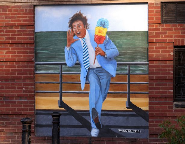 Une peinture murale de l'humoriste emblématique Ken Dodd sur la rue Roe.