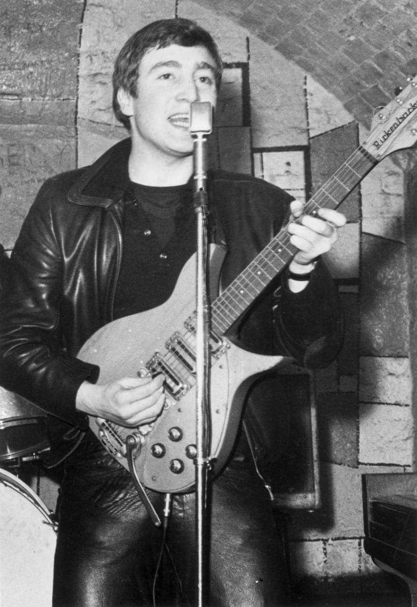 John Lennon sur scène au Cavern Club de Matthew Street, Liverpool, en décembre 1961.