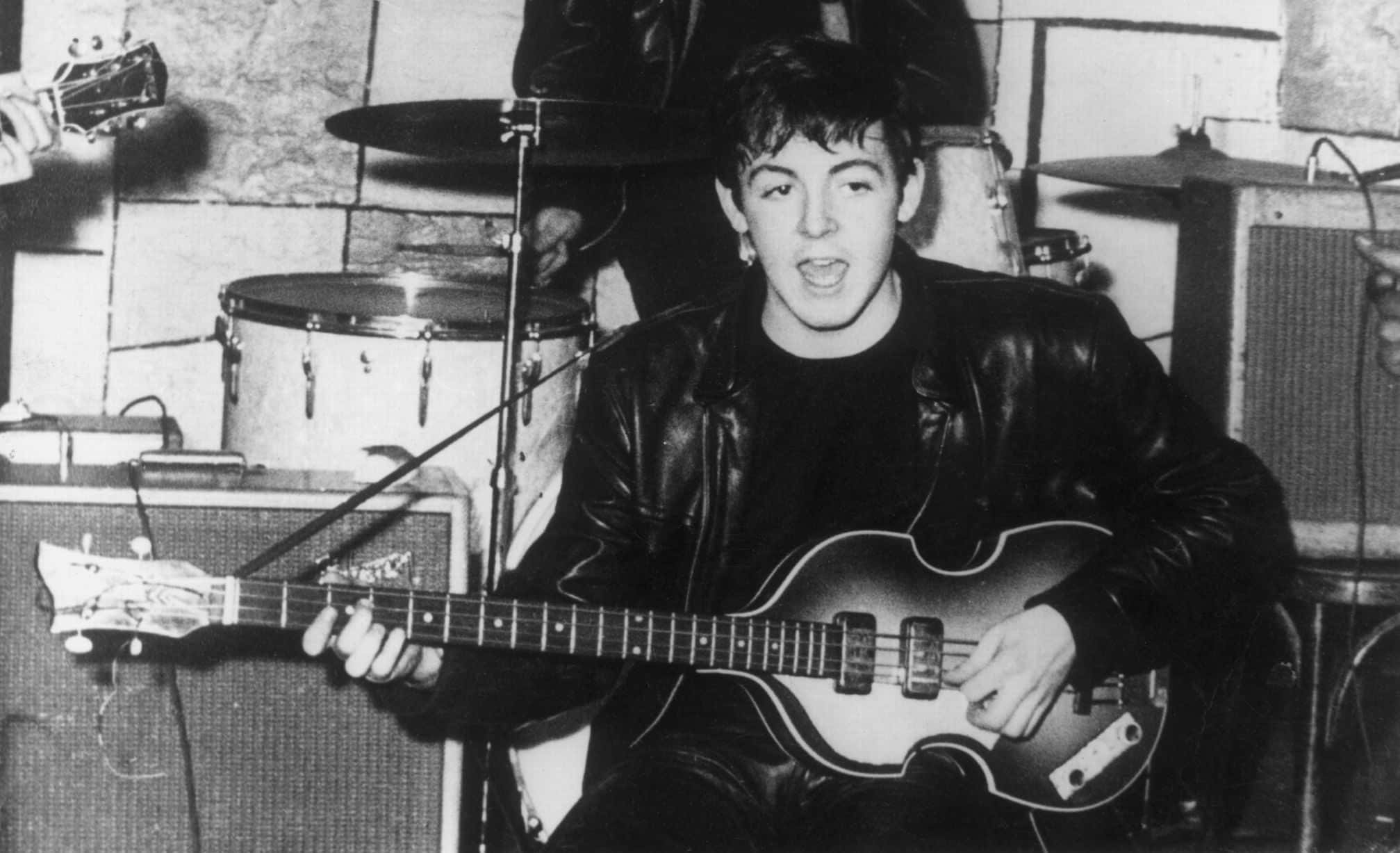 Paul McCartney sur la scène de la boîte de nuit Cavern à Liverpool, vers 1961.