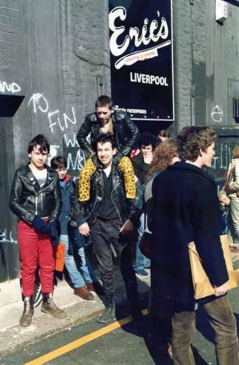 Des punks devant le Eric's en 1980