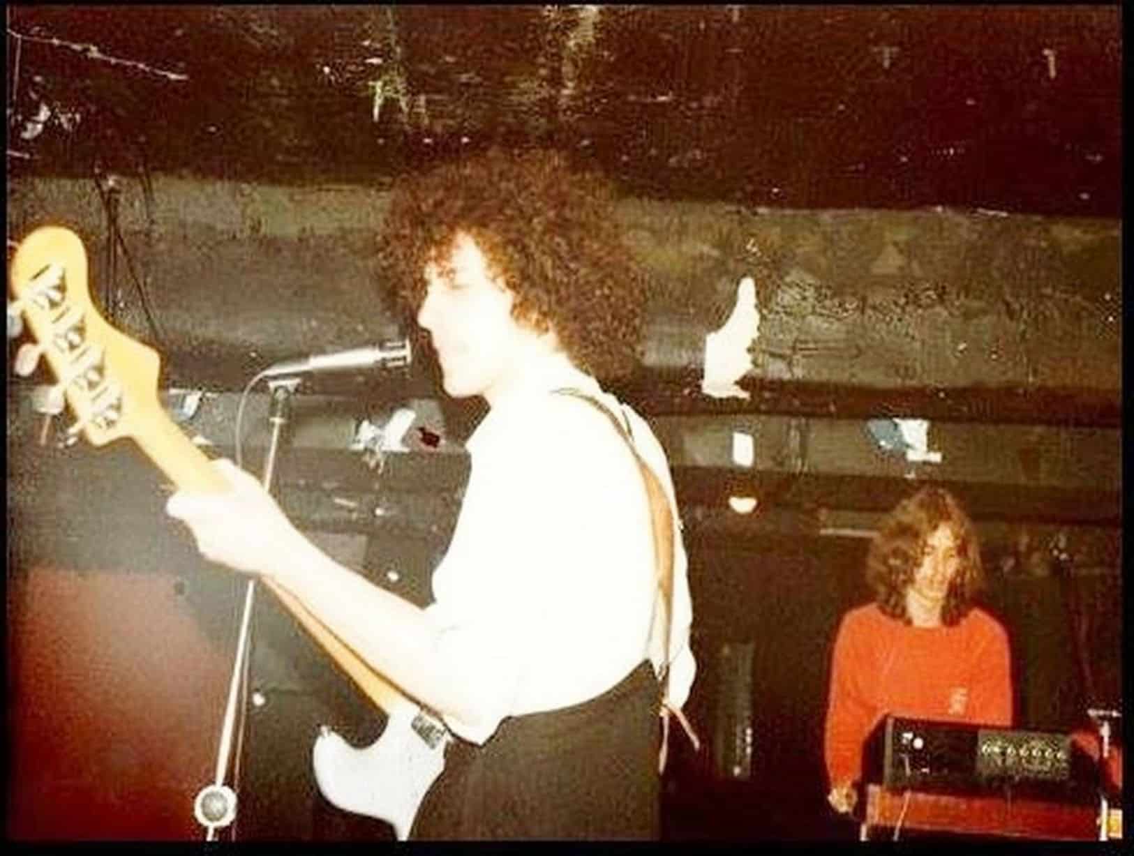 Orchestral Manoeuvres In The Dark se produisant au Eric's original de Mathew Street en 1978.