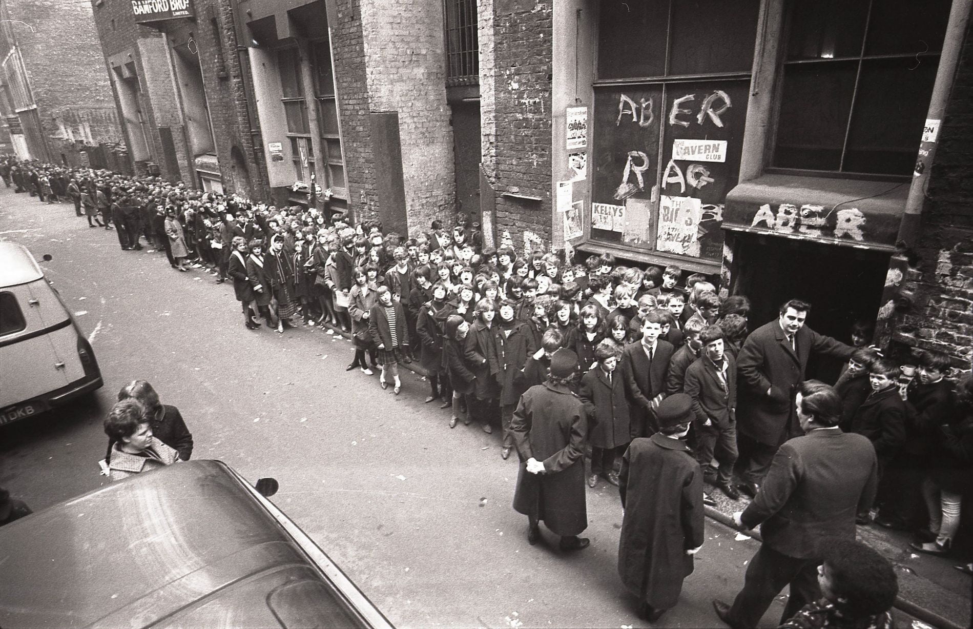 Files d'attente à l'extérieur du Cavern Club, Liverpool sur Mathew Street en 1964