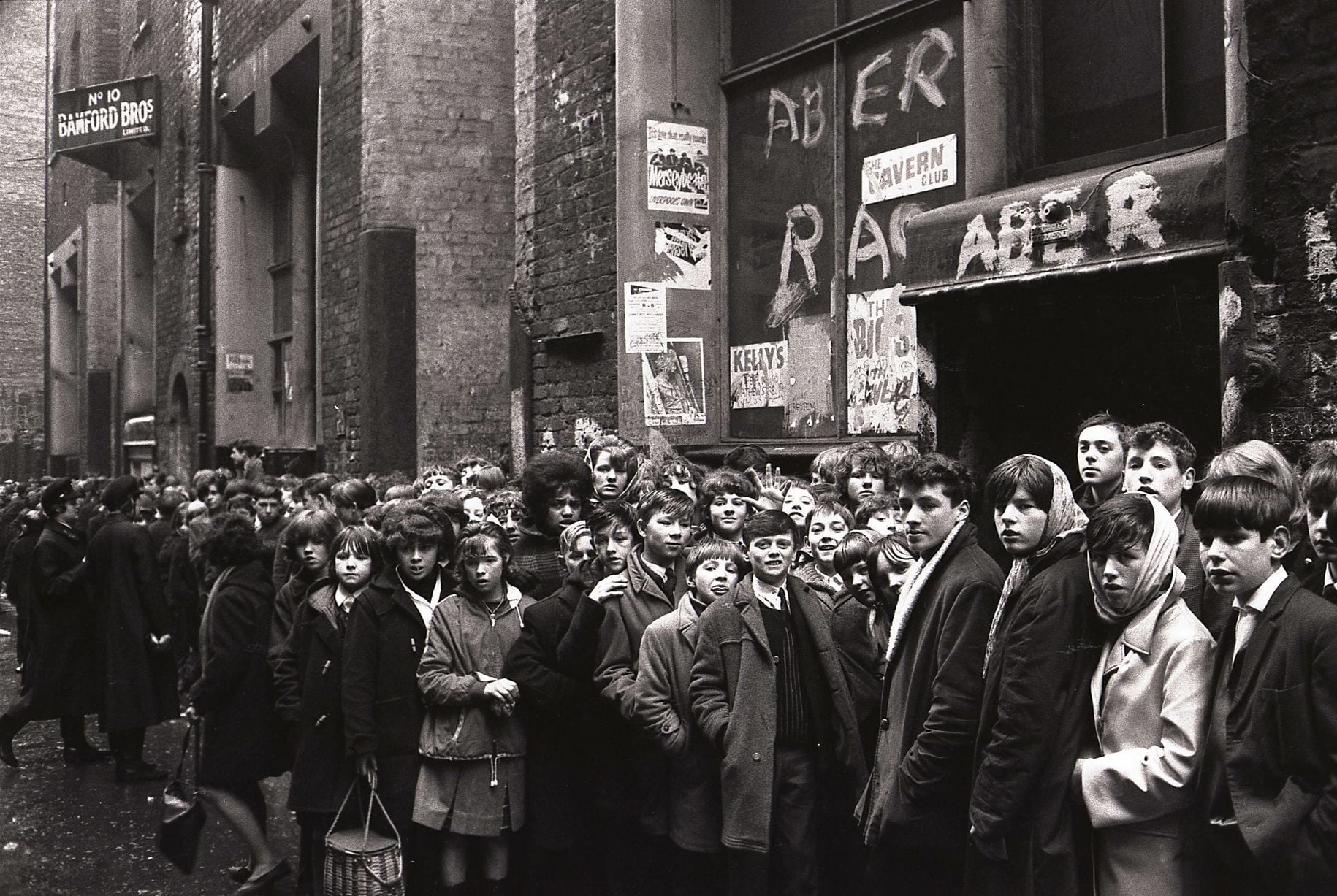 Files d'attente à l'extérieur du Cavern Club, Liverpool sur Mathew Street en 1964