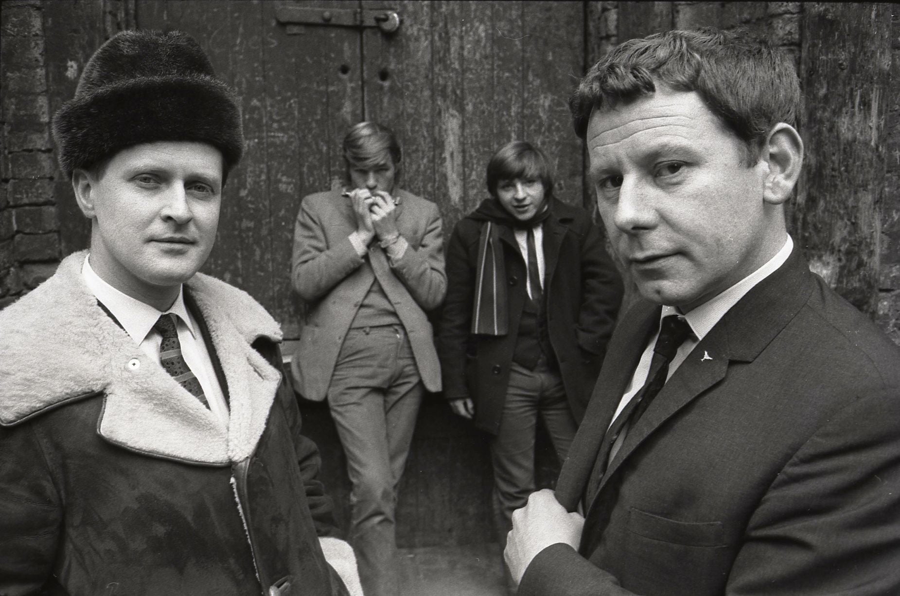 Ray McFall (propriétaire du Cavern Club) et Bob Wooler (compère et DJ au Cavern Club) posant ensemble devant le Cavern Club, Liverpool sur Matthew Street, 1964.