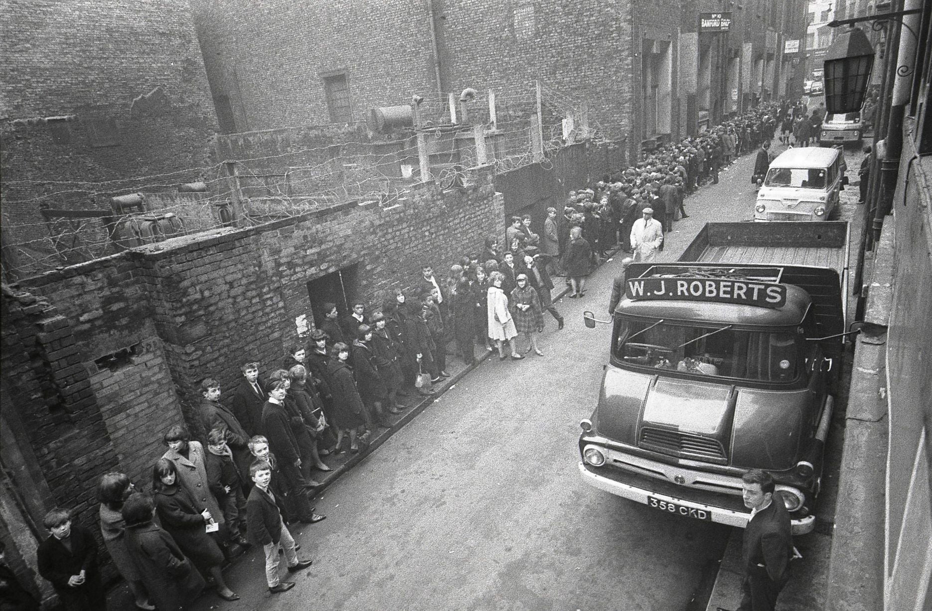 Files d'attente à l'extérieur du Cavern Club, Liverpool sur Mathew Street en 1964