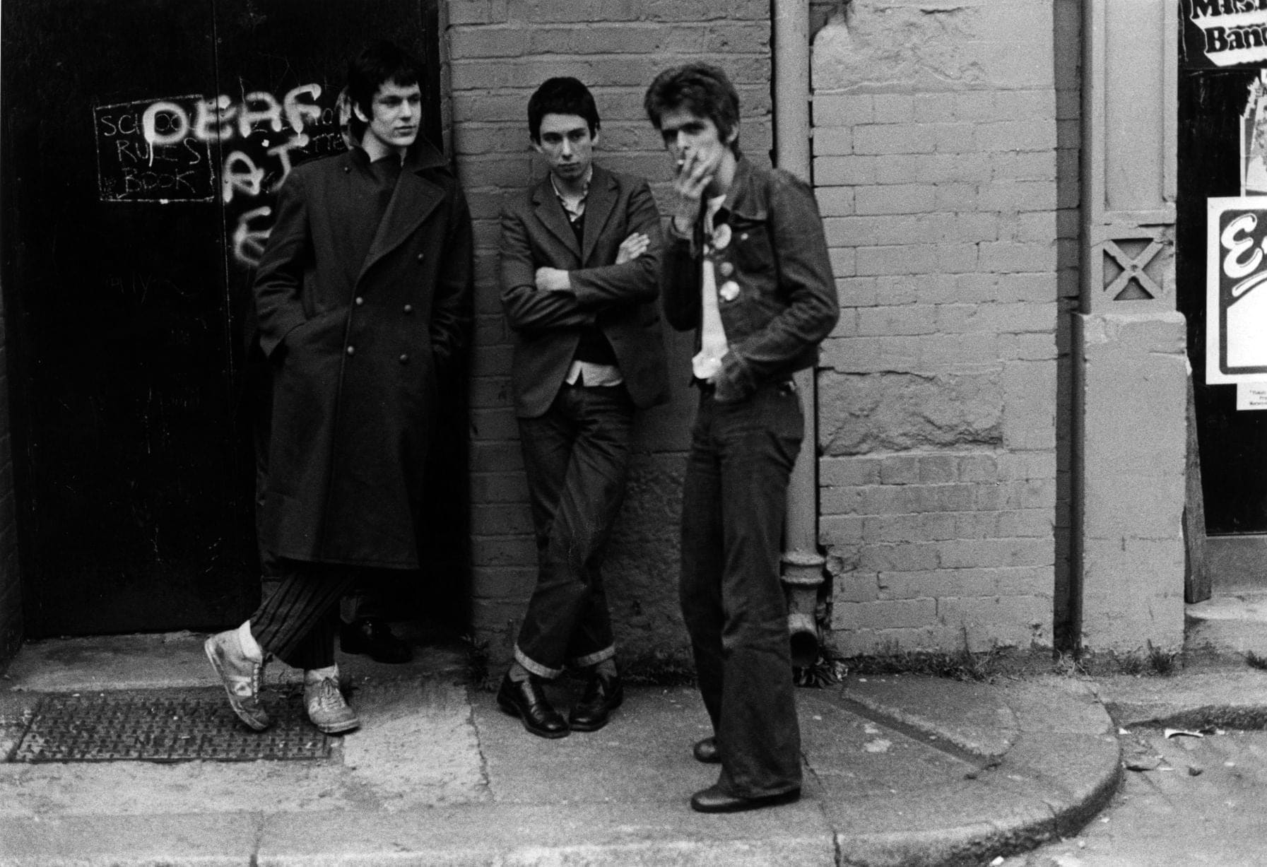 Des fans de punk devant le concert des Ramones au Eric's de Mathew Street, mai 1977.