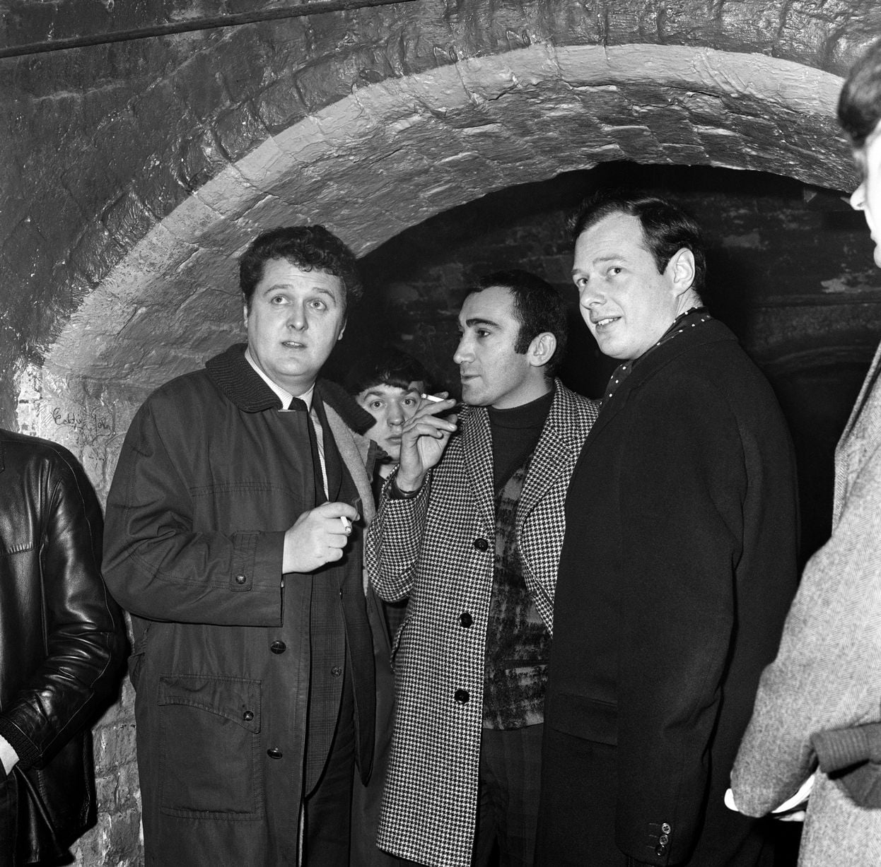 Lionel Bart, Alun Owen et le manager des Beatles, Brian Epstein, au Cavern Club, à Liverpool. Janvier 1964