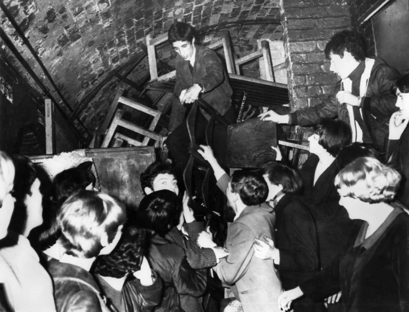 Scène à l'intérieur du célèbre Cavern Club de Matthew Street, à Liverpool. Tables et chaises détruites Février 1965