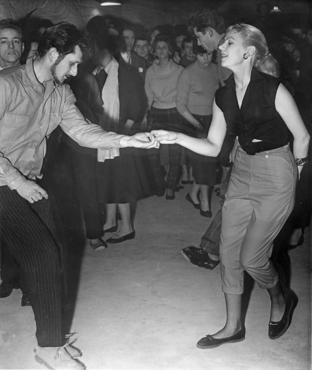Un couple danse le jive lors de la soirée d'ouverture du Cavern Club à Liverpool, le 15 janvier 1957.