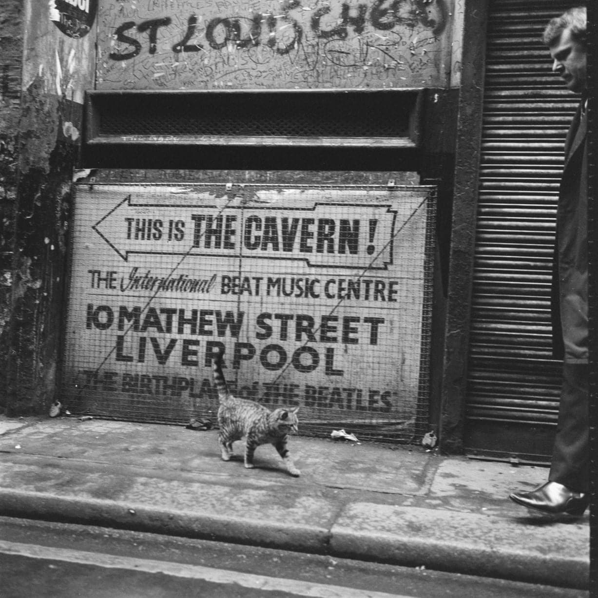 Un panneau indiquant le Cavern Club, "le lieu de naissance des Beatles", au 10 Mathew Street à Liverpool. Mai 1966