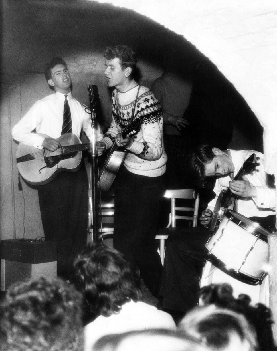 Colin Rimmer, 18 ans, de Holylake, chante avec le groupe Coney Island Skiffle au Cavern, Mathew Street, Liverpool, Merseyside, 15 janvier 1957.