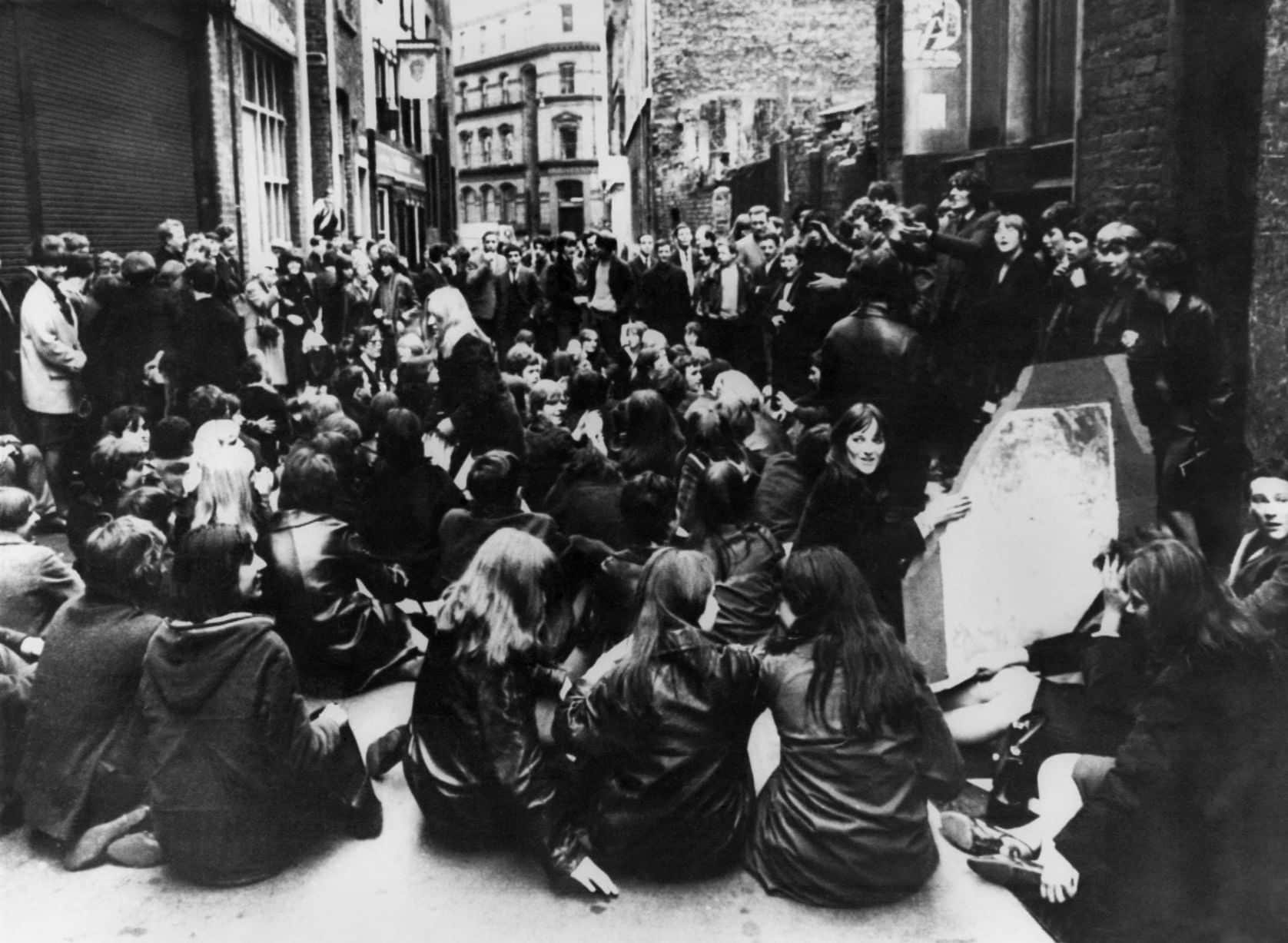 Des adolescents organisent un sit down dans Mathew Street, devant le Cavern Club qui a fermé. Février 1966