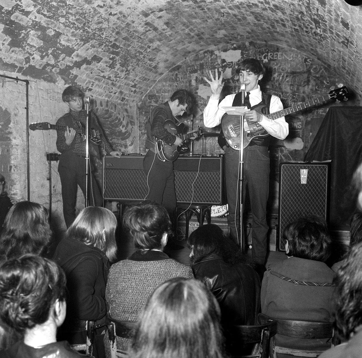 Les Kinsley en action au Cavern Club, dans Matthew Street, Liverpool. G-R Denny Alexandra, Dave Percy et Billy Kinsley, ex des Mersey Beats Mai 1964