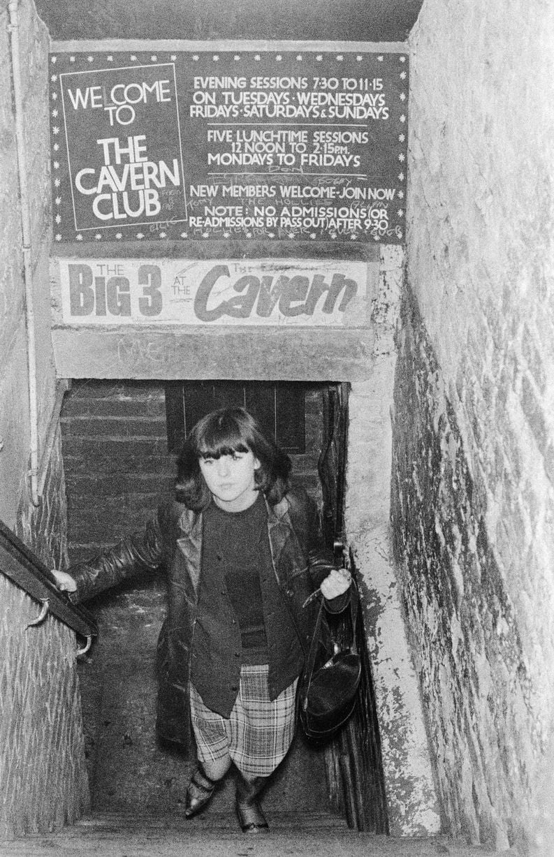 Fille à l'entrée du Cavern Club. Décembre 1963
