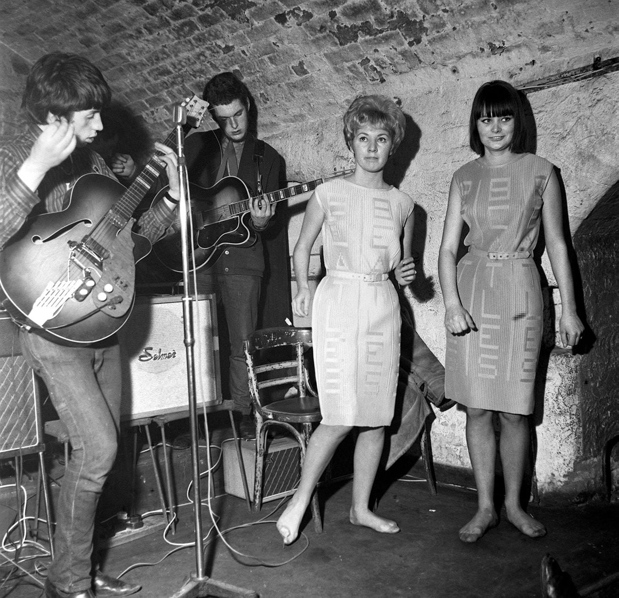 Des filles portant des robes des Beatles au Cavern Club de Liverpool, en décembre 1963.