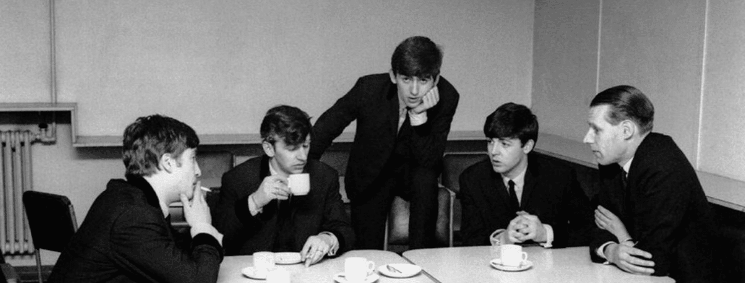 Les Beatles et celui que l'on nomme le cinquième Beatles : George Martin