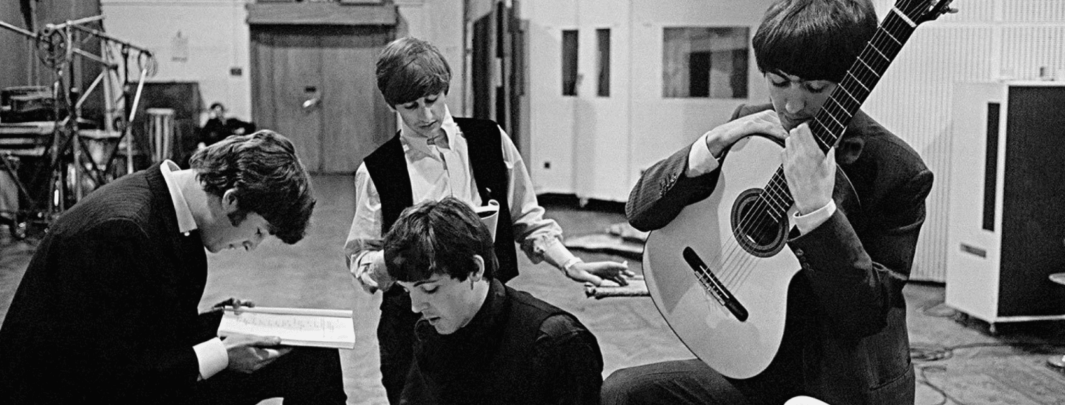 Les Beatles en studio pour une séance d'écriture en 1964