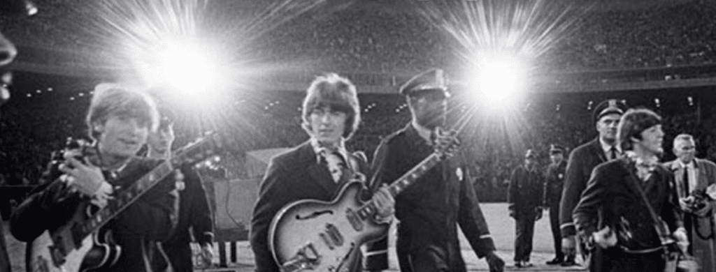 Les beatles lors de leur montée sur scène