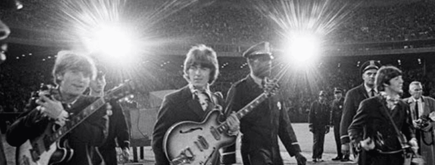 Les beatles lors de leur montée sur scène