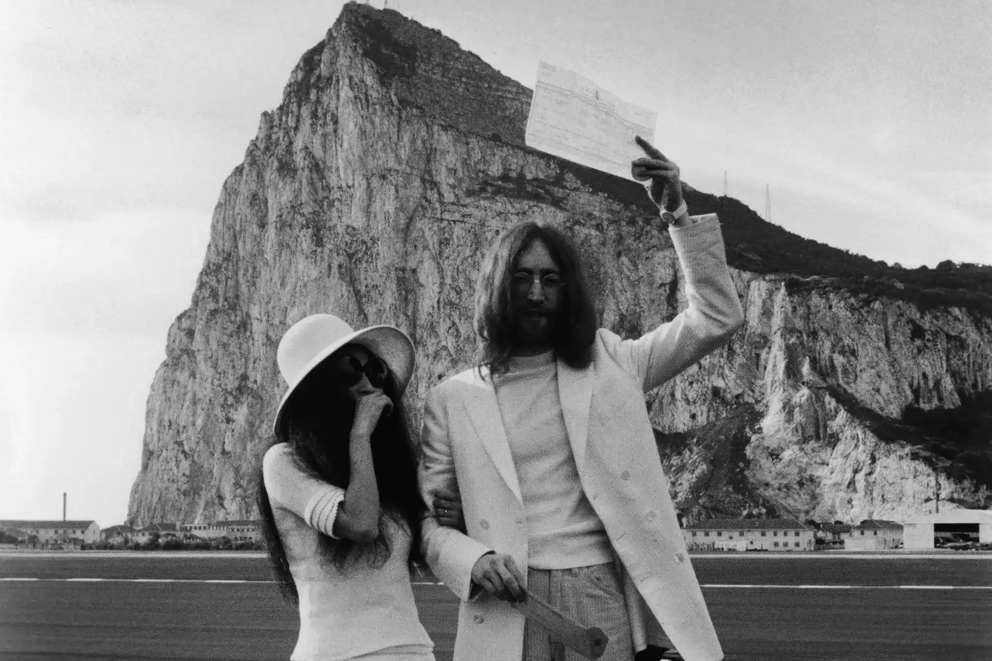 Yoko Ono et John Lennon lors de leur pariage à Gibraltar