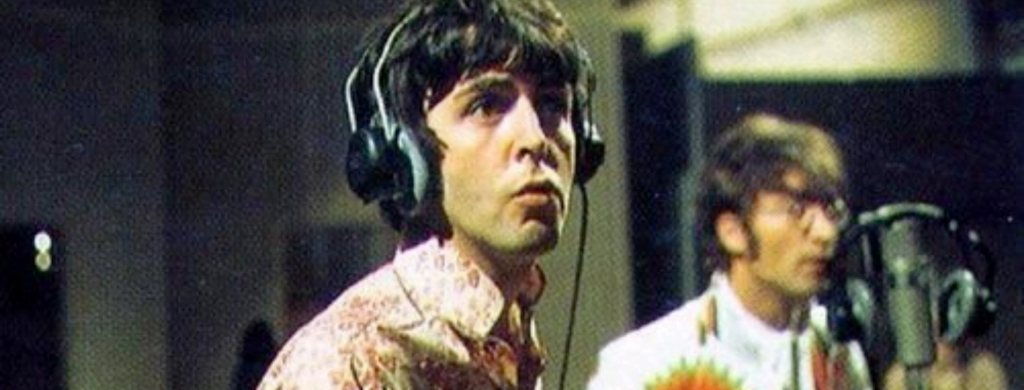 Paul McCartney et John Lennon lors de l'enregistrement de All You Need is love