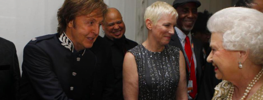 Quand Paul McCartney écorne la reine d'angleterre