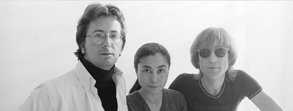 John Lennon, Yoko Ono et Ethan Russell en 1980. Russell est connu comme "le seul photographe de rock à avoir photographié les couvertures d'album des Beatles, des Rolling Stones et des Who". Ethan Russell a été le photographe de la dernière séance photo des Beatles en 1969. Il a également été le photographe de la couverture de l'album Let it Be. Vous pouvez le voir dans le documentaire Get Back.