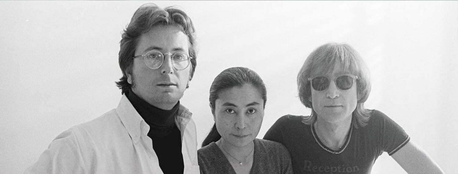 John Lennon, Yoko Ono et Ethan Russell en 1980. Russell est connu comme "le seul photographe de rock à avoir photographié les couvertures d'album des Beatles, des Rolling Stones et des Who". Ethan Russell a été le photographe de la dernière séance photo des Beatles en 1969. Il a également été le photographe de la couverture de l'album Let it Be. Vous pouvez le voir dans le documentaire Get Back.