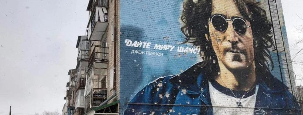 La fresque de John Lennon, en Ukraine, endommagée par l'armée russe.