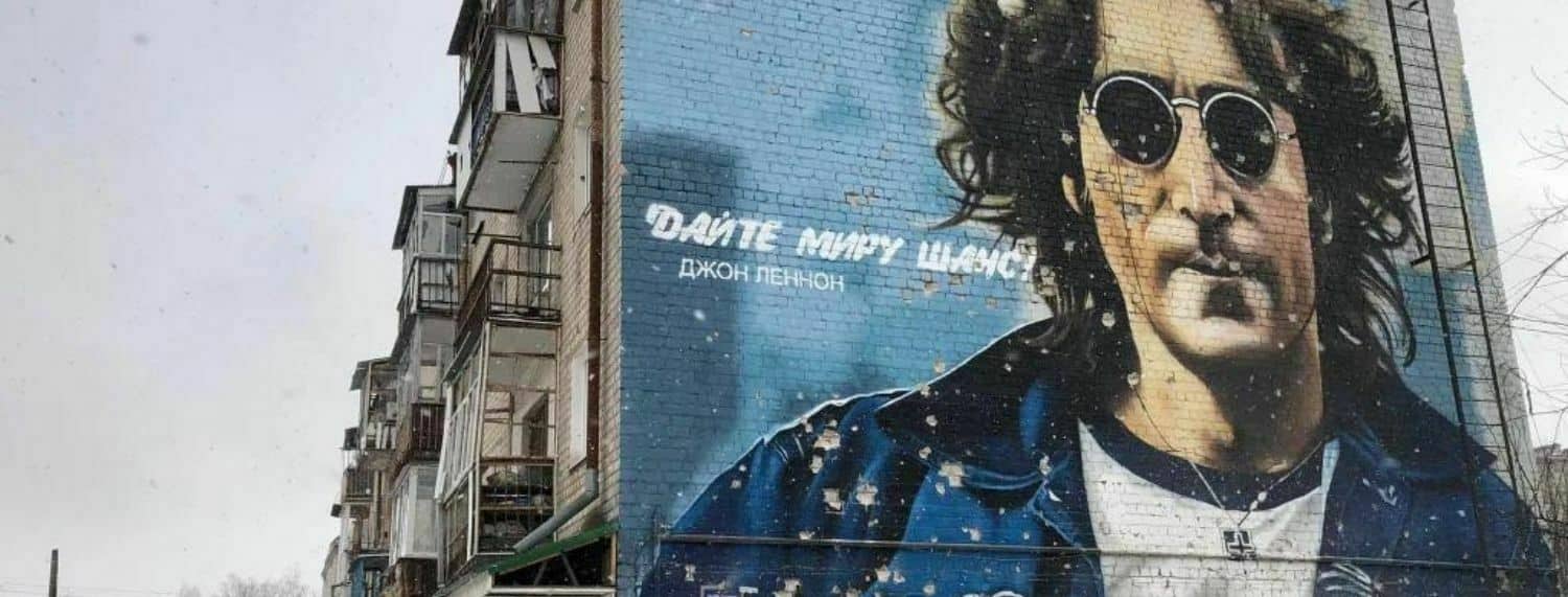 La fresque de John Lennon, en Ukraine, endommagée par l'armée russe.