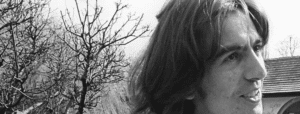 George Harrison dans son jardin de Kinfauns à Esher (6 avril 1969). Photo par : John Haynes