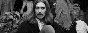 George Harrison avec des cheveux longs en photo, 1970.