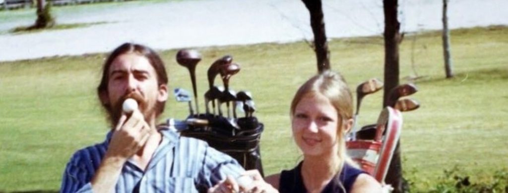 George Harrison et sa femme Pattie Boyd profitant apparemment d'une journée sur un golf, en 1971.