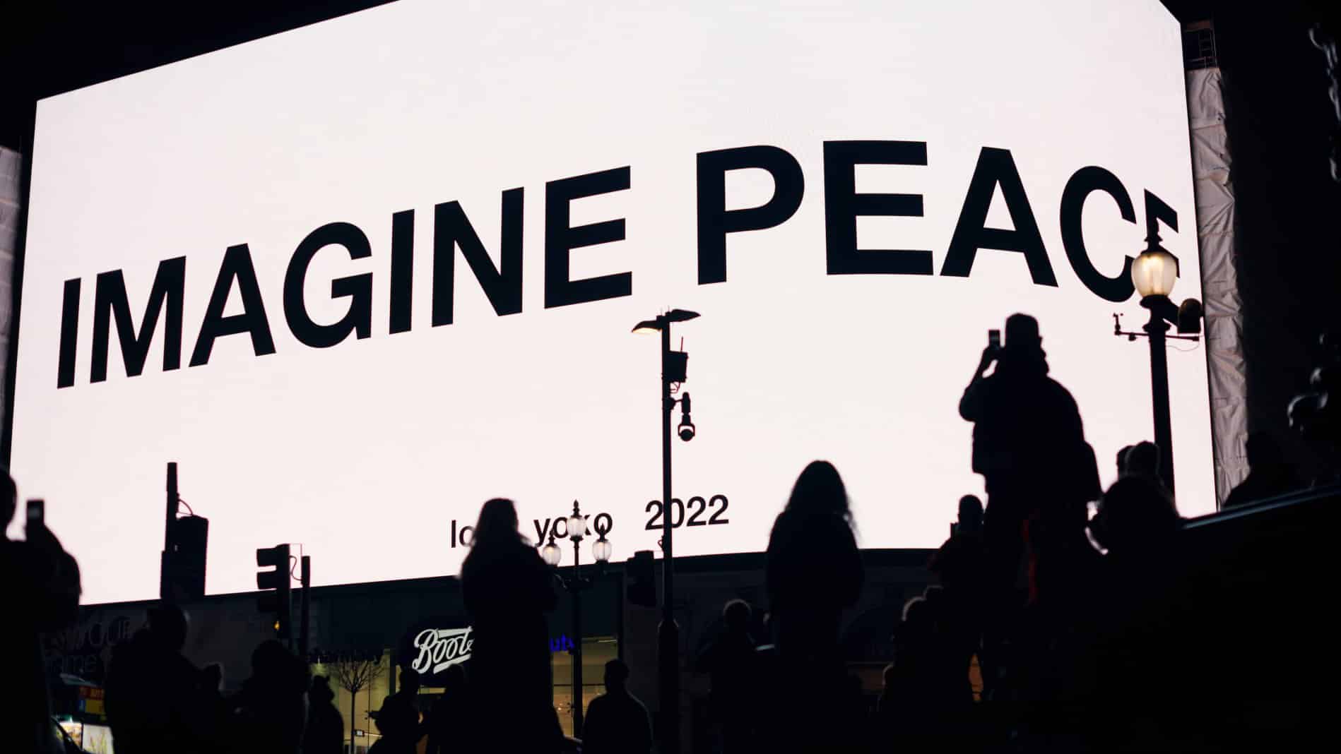 "Imagine Peace" (2022) par Yoko Ono au Piccadilly Lights de Londres.